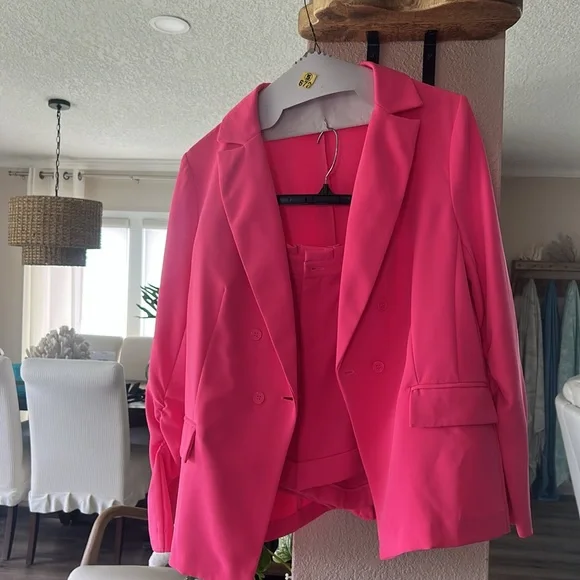 Pink short set. - Picture 6 of 7